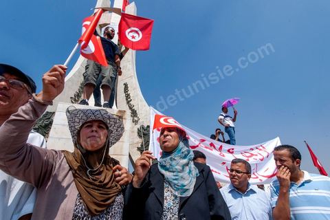 9 septembre 2012 : place de la Kasbah à Tunis, pour le second vendred,i la jeunesse d'Ennahdha (parti au pouvoir) organise une manifestation en soutien au gouvernement et pour faire dégager les anciens du RCD (parti du président déchu Ben Ali). A peine un millier de manifestants la semaine dernière, cette semaine, grâce à de très nombreux bus les manifestants atteignirent les quelques 10 000 lors de la grande prière du vendredi.