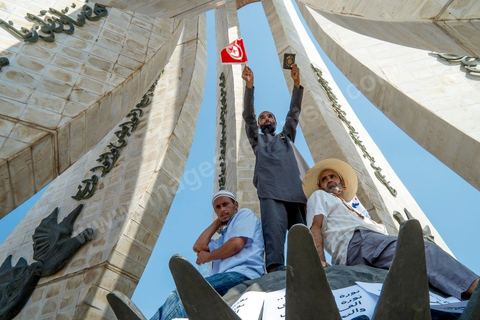 9 septembre 2012 : place de la Kasbah à Tunis, pour le second vendred,i la jeunesse d'Ennahdha (parti au pouvoir) organise une manifestation en soutien au gouvernement et pour faire dégager les anciens du RCD (parti du président déchu Ben Ali). A peine un millier de manifestants la semaine dernière, cette semaine, grâce à de très nombreux bus les manifestants atteignirent les quelques 10 000 lors de la grande prière du vendredi.