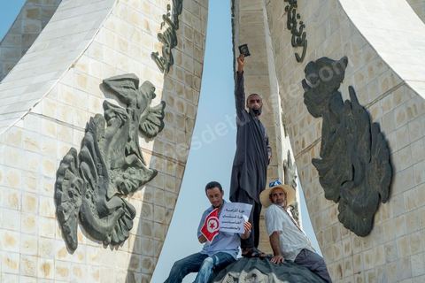 9 septembre 2012 : place de la Kasbah à Tunis, pour le second vendred,i la jeunesse d'Ennahdha (parti au pouvoir) organise une manifestation en soutien au gouvernement et pour faire dégager les anciens du RCD (parti du président déchu Ben Ali). A peine un millier de manifestants la semaine dernière, cette semaine, grâce à de très nombreux bus les manifestants atteignirent les quelques 10 000 lors de la grande prière du vendredi.