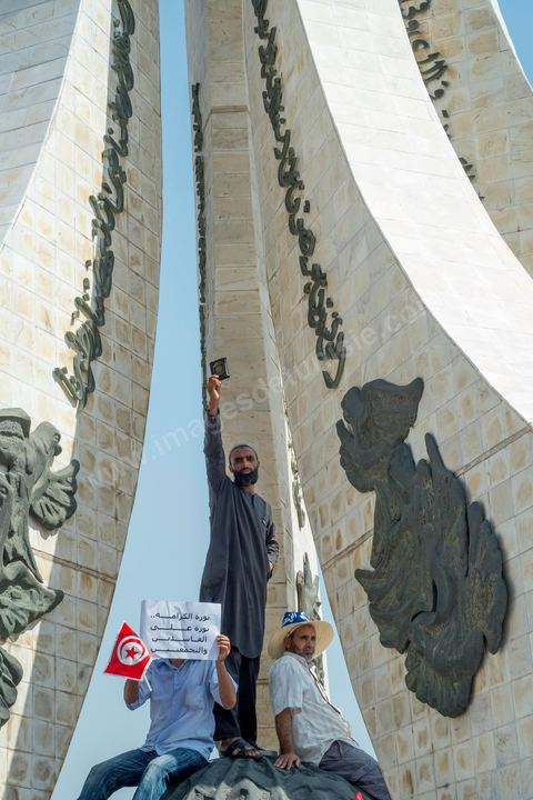 9 septembre 2012 : place de la Kasbah à Tunis, pour le second vendred,i la jeunesse d'Ennahdha (parti au pouvoir) organise une manifestation en soutien au gouvernement et pour faire dégager les anciens du RCD (parti du président déchu Ben Ali). A peine un millier de manifestants la semaine dernière, cette semaine, grâce à de très nombreux bus les manifestants atteignirent les quelques 10 000 lors de la grande prière du vendredi.
