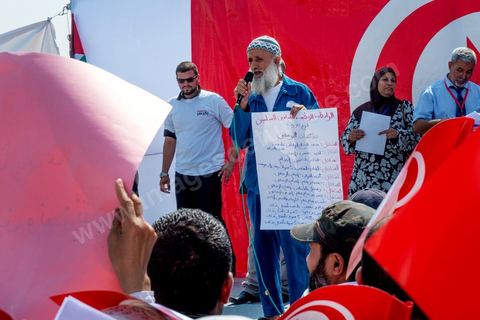 9 septembre 2012 : place de la Kasbah à Tunis, pour le second vendred,i la jeunesse d'Ennahdha (parti au pouvoir) organise une manifestation en soutien au gouvernement et pour faire dégager les anciens du RCD (parti du président déchu Ben Ali). A peine un millier de manifestants la semaine dernière, cette semaine, grâce à de très nombreux bus les manifestants atteignirent les quelques 10 000 lors de la grande prière du vendredi.
