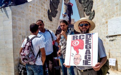 9 septembre 2012 : place de la Kasbah à Tunis, pour le second vendred,i la jeunesse d'Ennahdha (parti au pouvoir) organise une manifestation en soutien au gouvernement et pour faire dégager les anciens du RCD (parti du président déchu Ben Ali). A peine un millier de manifestants la semaine dernière, cette semaine, grâce à de très nombreux bus les manifestants atteignirent les quelques 10 000 lors de la grande prière du vendredi.