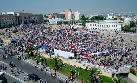 9 septembre 2012 : place de la Kasbah à Tunis, pour le second vendred,i la jeunesse d'Ennahdha (parti au pouvoir) organise une manifestation en soutien au gouvernement et pour faire dégager les anciens du RCD (parti du président déchu Ben Ali). A peine un millier de manifestants la semaine dernière, cette semaine, grâce à de très nombreux bus les manifestants atteignirent les quelques 10 000 lors de la grande prière du vendredi.