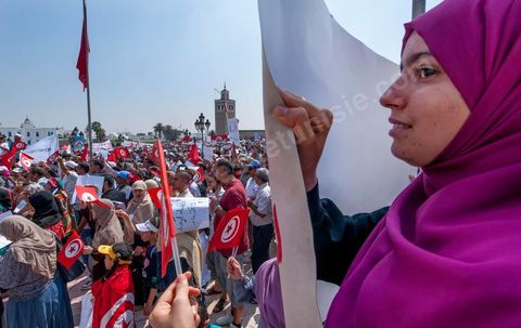 9 septembre 2012 : place de la Kasbah à Tunis, pour le second vendred,i la jeunesse d'Ennahdha (parti au pouvoir) organise une manifestation en soutien au gouvernement et pour faire dégager les anciens du RCD (parti du président déchu Ben Ali). A peine un millier de manifestants la semaine dernière, cette semaine, grâce à de très nombreux bus les manifestants atteignirent les quelques 10 000 lors de la grande prière du vendredi.