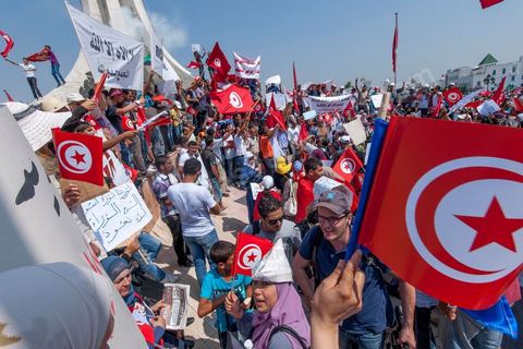 9 septembre 2012 : place de la Kasbah à Tunis, pour le second vendred,i la jeunesse d'Ennahdha (parti au pouvoir) organise une manifestation en soutien au gouvernement et pour faire dégager les anciens du RCD (parti du président déchu Ben Ali). A peine un millier de manifestants la semaine dernière, cette semaine, grâce à de très nombreux bus les manifestants atteignirent les quelques 10 000 lors de la grande prière du vendredi.