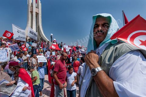 9 septembre 2012 : place de la Kasbah à Tunis, pour le second vendred,i la jeunesse d'Ennahdha (parti au pouvoir) organise une manifestation en soutien au gouvernement et pour faire dégager les anciens du RCD (parti du président déchu Ben Ali). A peine un millier de manifestants la semaine dernière, cette semaine, grâce à de très nombreux bus les manifestants atteignirent les quelques 10 000 lors de la grande prière du vendredi.