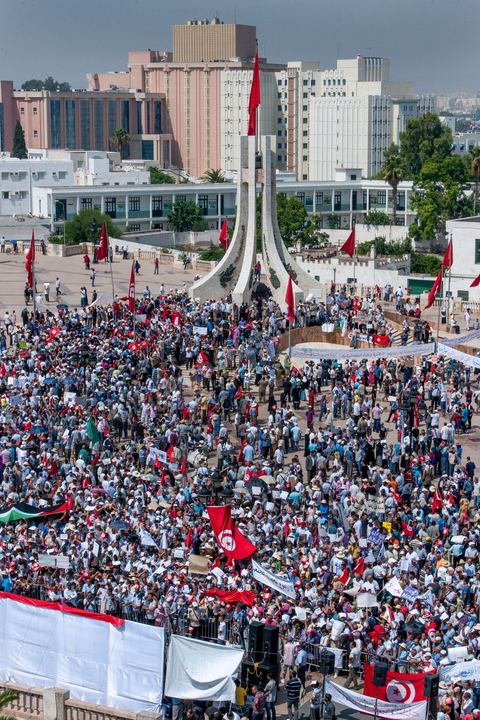 9 septembre 2012 : place de la Kasbah à Tunis, pour le second vendred,i la jeunesse d'Ennahdha (parti au pouvoir) organise une manifestation en soutien au gouvernement et pour faire dégager les anciens du RCD (parti du président déchu Ben Ali). A peine un millier de manifestants la semaine dernière, cette semaine, grâce à de très nombreux bus les manifestants atteignirent les quelques 10 000 lors de la grande prière du vendredi.