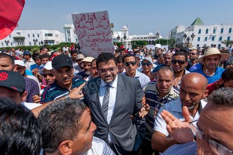9 septembre 2012 : place de la Kasbah à Tunis, pour le second vendred,i la jeunesse d'Ennahdha (parti au pouvoir) organise une manifestation en soutien au gouvernement et pour faire dégager les anciens du RCD (parti du président déchu Ben Ali). A peine un millier de manifestants la semaine dernière, cette semaine, grâce à de très nombreux bus les manifestants atteignirent les quelques 10 000 lors de la grande prière du vendredi.
