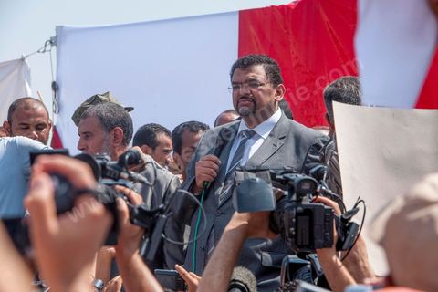 9 septembre 2012 : place de la Kasbah à Tunis, pour le second vendred,i la jeunesse d'Ennahdha (parti au pouvoir) organise une manifestation en soutien au gouvernement et pour faire dégager les anciens du RCD (parti du président déchu Ben Ali). A peine un millier de manifestants la semaine dernière, cette semaine, grâce à de très nombreux bus les manifestants atteignirent les quelques 10 000 lors de la grande prière du vendredi.
