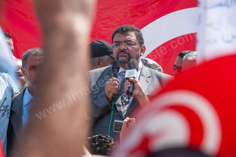 9 septembre 2012 : place de la Kasbah à Tunis, pour le second vendred,i la jeunesse d'Ennahdha (parti au pouvoir) organise une manifestation en soutien au gouvernement et pour faire dégager les anciens du RCD (parti du président déchu Ben Ali). A peine un millier de manifestants la semaine dernière, cette semaine, grâce à de très nombreux bus les manifestants atteignirent les quelques 10 000 lors de la grande prière du vendredi.