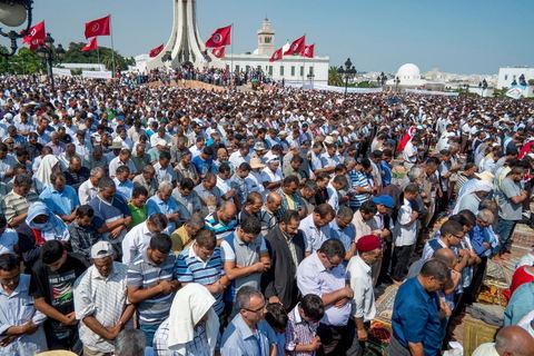 9 septembre 2012 : place de la Kasbah à Tunis, pour le second vendred,i la jeunesse d'Ennahdha (parti au pouvoir) organise une manifestation en soutien au gouvernement et pour faire dégager les anciens du RCD (parti du président déchu Ben Ali). A peine un millier de manifestants la semaine dernière, cette semaine, grâce à de très nombreux bus les manifestants atteignirent les quelques 10 000 lors de la grande prière du vendredi.