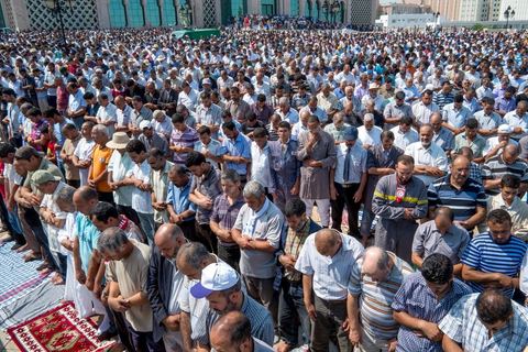 9 septembre 2012 : place de la Kasbah à Tunis, pour le second vendred,i la jeunesse d'Ennahdha (parti au pouvoir) organise une manifestation en soutien au gouvernement et pour faire dégager les anciens du RCD (parti du président déchu Ben Ali). A peine un millier de manifestants la semaine dernière, cette semaine, grâce à de très nombreux bus les manifestants atteignirent les quelques 10 000 lors de la grande prière du vendredi.