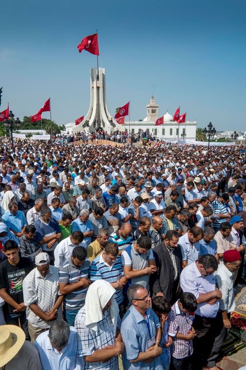 9 septembre 2012 : place de la Kasbah à Tunis, pour le second vendred,i la jeunesse d'Ennahdha (parti au pouvoir) organise une manifestation en soutien au gouvernement et pour faire dégager les anciens du RCD (parti du président déchu Ben Ali). A peine un millier de manifestants la semaine dernière, cette semaine, grâce à de très nombreux bus les manifestants atteignirent les quelques 10 000 lors de la grande prière du vendredi.