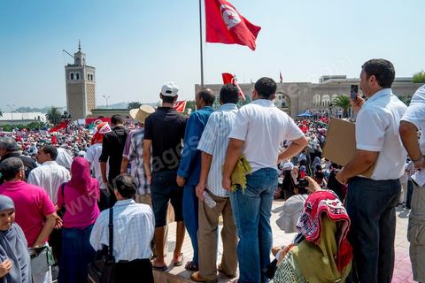 9 septembre 2012 : place de la Kasbah à Tunis, pour le second vendred,i la jeunesse d'Ennahdha (parti au pouvoir) organise une manifestation en soutien au gouvernement et pour faire dégager les anciens du RCD (parti du président déchu Ben Ali). A peine un millier de manifestants la semaine dernière, cette semaine, grâce à de très nombreux bus les manifestants atteignirent les quelques 10 000 lors de la grande prière du vendredi.