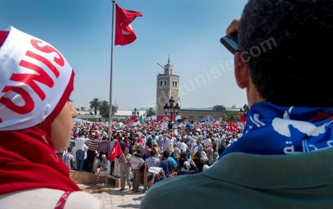 9 septembre 2012 : place de la Kasbah à Tunis, pour le second vendred,i la jeunesse d'Ennahdha (parti au pouvoir) organise une manifestation en soutien au gouvernement et pour faire dégager les anciens du RCD (parti du président déchu Ben Ali). A peine un millier de manifestants la semaine dernière, cette semaine, grâce à de très nombreux bus les manifestants atteignirent les quelques 10 000 lors de la grande prière du vendredi.