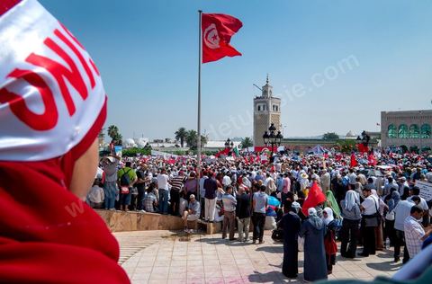 9 septembre 2012 : place de la Kasbah à Tunis, pour le second vendred,i la jeunesse d'Ennahdha (parti au pouvoir) organise une manifestation en soutien au gouvernement et pour faire dégager les anciens du RCD (parti du président déchu Ben Ali). A peine un millier de manifestants la semaine dernière, cette semaine, grâce à de très nombreux bus les manifestants atteignirent les quelques 10 000 lors de la grande prière du vendredi.