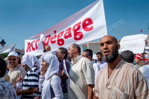 9 septembre 2012 : place de la Kasbah à Tunis, pour le second vendred,i la jeunesse d'Ennahdha (parti au pouvoir) organise une manifestation en soutien au gouvernement et pour faire dégager les anciens du RCD (parti du président déchu Ben Ali). A peine un millier de manifestants la semaine dernière, cette semaine, grâce à de très nombreux bus les manifestants atteignirent les quelques 10 000 lors de la grande prière du vendredi.
