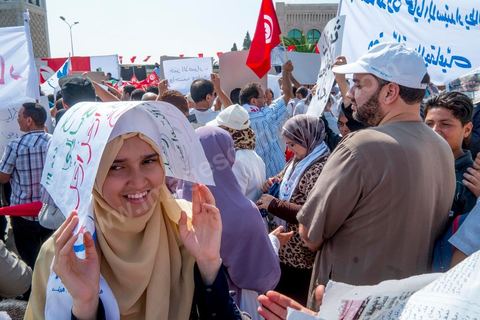 9 septembre 2012 : place de la Kasbah à Tunis, pour le second vendred,i la jeunesse d'Ennahdha (parti au pouvoir) organise une manifestation en soutien au gouvernement et pour faire dégager les anciens du RCD (parti du président déchu Ben Ali). A peine un millier de manifestants la semaine dernière, cette semaine, grâce à de très nombreux bus les manifestants atteignirent les quelques 10 000 lors de la grande prière du vendredi.