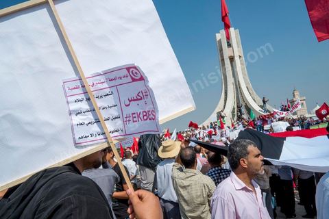 9 septembre 2012 : place de la Kasbah à Tunis, pour le second vendred,i la jeunesse d'Ennahdha (parti au pouvoir) organise une manifestation en soutien au gouvernement et pour faire dégager les anciens du RCD (parti du président déchu Ben Ali). A peine un millier de manifestants la semaine dernière, cette semaine, grâce à de très nombreux bus les manifestants atteignirent les quelques 10 000 lors de la grande prière du vendredi.