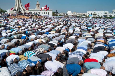 9 septembre 2012 : place de la Kasbah à Tunis, pour le second vendred,i la jeunesse d'Ennahdha (parti au pouvoir) organise une manifestation en soutien au gouvernement et pour faire dégager les anciens du RCD (parti du président déchu Ben Ali). A peine un millier de manifestants la semaine dernière, cette semaine, grâce à de très nombreux bus les manifestants atteignirent les quelques 10 000 lors de la grande prière du vendredi.