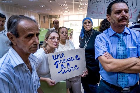 11 septembre 2012 : mouvement de grève au sein des quotidiens tunisiens Assabah et Le Temps pour la défense de leur liberté éditoriale au lendemain de l'échec de pourparlers avec le gouvernement dominé par les islamistes du parti Ennahda. "le gouvernement n'a montré aucune volonté de revenir sur la nomination récente de responsables controversés à la tête de certains médias", en l'occurrence les quotidiens en grève et les deux chaînes de la télévision publique, avait indiqué Nejiba Hamrouni, présidente du Syndicat national des journalistes (Snjt). 