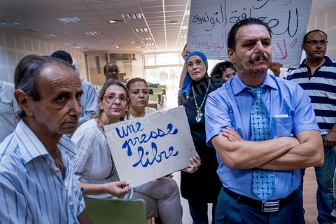 11 septembre 2012 : mouvement de grève au sein des quotidiens tunisiens Assabah et Le Temps pour la défense de leur liberté éditoriale au lendemain de l'échec de pourparlers avec le gouvernement dominé par les islamistes du parti Ennahda. "le gouvernement n'a montré aucune volonté de revenir sur la nomination récente de responsables controversés à la tête de certains médias", en l'occurrence les quotidiens en grève et les deux chaînes de la télévision publique, avait indiqué Nejiba Hamrouni, présidente du Syndicat national des journalistes (Snjt). 