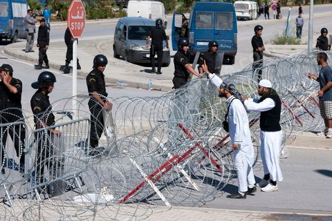 14 septembre 2012 : les premiers manifestants salafistes devant les portes de l'ambassade lors de l'attaque de l'ambassade américaine dans le quartier des Berges du Lac par des salafistes à l'appel de leur chef Abou Ayad. L'affrontement entre la police et les contestataires du film "innocence des musulmans" a duré près de trois par des échanges de tirs d lacrymo et à balles réelles de la police et des pierres du coté des manifestants. Bilan 2 morts par balle et une cinquantaine de blessés dans les deux camps.