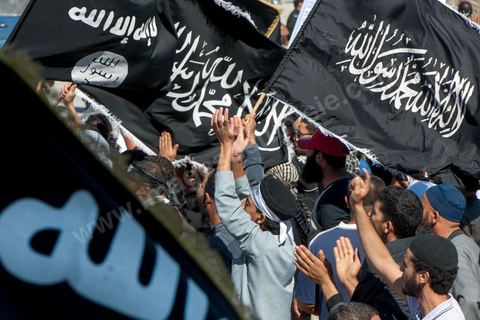 14 septembre 2012 : les premiers manifestants salafistes devant les portes de l'ambassade lors de l'attaque de l'ambassade américaine dans le quartier des Berges du Lac par des salafistes à l'appel de leur chef Abou Ayad. L'affrontement entre la police et les contestataires du film "innocence des musulmans" a duré près de trois par des échanges de tirs d lacrymo et à balles réelles de la police et des pierres du coté des manifestants. Bilan 2 morts par balle et une cinquantaine de blessés dans les deux camps.