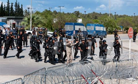 14 septembre 2012 : les premiers manifestants salafistes devant les portes de l'ambassade lors de l'attaque de l'ambassade américaine dans le quartier des Berges du Lac par des salafistes à l'appel de leur chef Abou Ayad. L'affrontement entre la police et les contestataires du film "innocence des musulmans" a duré près de trois par des échanges de tirs d lacrymo et à balles réelles de la police et des pierres du coté des manifestants. Bilan 2 morts par balle et une cinquantaine de blessés dans les deux camps.