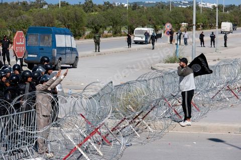 14 septembre 2012 : les premiers manifestants salafistes devant les portes de l'ambassade lors de l'attaque de l'ambassade américaine dans le quartier des Berges du Lac par des salafistes à l'appel de leur chef Abou Ayad. L'affrontement entre la police et les contestataires du film "innocence des musulmans" a duré près de trois par des échanges de tirs d lacrymo et à balles réelles de la police et des pierres du coté des manifestants. Bilan 2 morts par balle et une cinquantaine de blessés dans les deux camps.