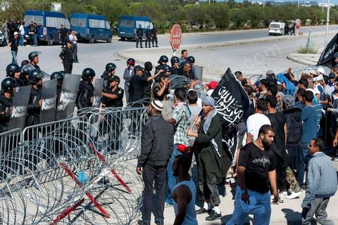 14 septembre 2012 : les premiers manifestants salafistes devant les portes de l'ambassade lors de l'attaque de l'ambassade américaine dans le quartier des Berges du Lac par des salafistes à l'appel de leur chef Abou Ayad. L'affrontement entre la police et les contestataires du film "innocence des musulmans" a duré près de trois par des échanges de tirs d lacrymo et à balles réelles de la police et des pierres du coté des manifestants. Bilan 2 morts par balle et une cinquantaine de blessés dans les deux camps.
