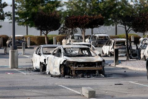 15 septembre 2012 : état des lieux à l'ambassade américaine de Tunis au lendemain de l'attaque des salafistes. Près de 70 véhicules brûlés et detruits ur la parking de l'amabassade, de nombreuses inscriptions sur l'enceinte de l'ambassade. Dans la nuit un très lourd dispostif militaire fait de chars, blindés et troupes fortement armés a été installé tout autour de l'immense enceinte de l'ambassade. La situation autour de l'ambassade est calme depuis hier fin de journée. 