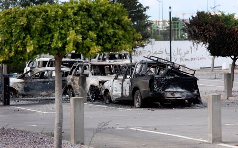 15 septembre 2012 : état des lieux à l'ambassade américaine de Tunis au lendemain de l'attaque des salafistes. Près de 70 véhicules brûlés et detruits ur la parking de l'amabassade, de nombreuses inscriptions sur l'enceinte de l'ambassade. Dans la nuit un très lourd dispostif militaire fait de chars, blindés et troupes fortement armés a été installé tout autour de l'immense enceinte de l'ambassade. La situation autour de l'ambassade est calme depuis hier fin de journée. 