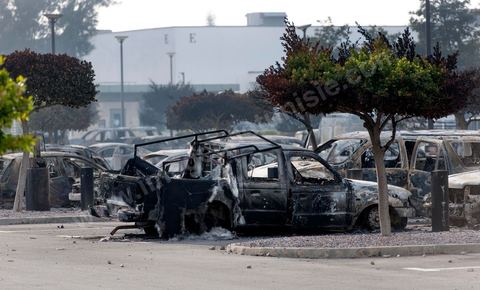 15 septembre 2012 : état des lieux à l'ambassade américaine de Tunis au lendemain de l'attaque des salafistes. Près de 70 véhicules brûlés et detruits ur la parking de l'amabassade, de nombreuses inscriptions sur l'enceinte de l'ambassade. Dans la nuit un très lourd dispostif militaire fait de chars, blindés et troupes fortement armés a été installé tout autour de l'immense enceinte de l'ambassade. La situation autour de l'ambassade est calme depuis hier fin de journée. 