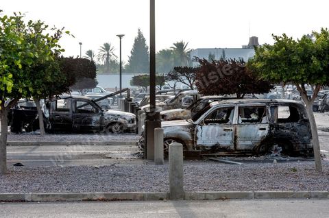 15 septembre 2012 : état des lieux à l'ambassade américaine de Tunis au lendemain de l'attaque des salafistes. Près de 70 véhicules brûlés et detruits ur la parking de l'amabassade, de nombreuses inscriptions sur l'enceinte de l'ambassade. Dans la nuit un très lourd dispostif militaire fait de chars, blindés et troupes fortement armés a été installé tout autour de l'immense enceinte de l'ambassade. La situation autour de l'ambassade est calme depuis hier fin de journée. 