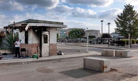 15 septembre 2012 : état des lieux à l'ambassade américaine de Tunis au lendemain de l'attaque des salafistes. Près de 70 véhicules brûlés et detruits ur la parking de l'amabassade, de nombreuses inscriptions sur l'enceinte de l'ambassade. Dans la nuit un très lourd dispostif militaire fait de chars, blindés et troupes fortement armés a été installé tout autour de l'immense enceinte de l'ambassade. La situation autour de l'ambassade est calme depuis hier fin de journée. 