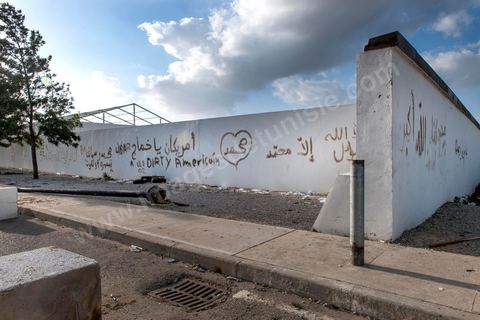 15 septembre 2012 : état des lieux à l'ambassade américaine de Tunis au lendemain de l'attaque des salafistes. Près de 70 véhicules brûlés et detruits ur la parking de l'amabassade, de nombreuses inscriptions sur l'enceinte de l'ambassade. Dans la nuit un très lourd dispostif militaire fait de chars, blindés et troupes fortement armés a été installé tout autour de l'immense enceinte de l'ambassade. La situation autour de l'ambassade est calme depuis hier fin de journée. 