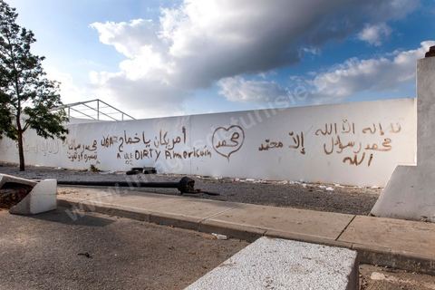 15 septembre 2012 : état des lieux à l'ambassade américaine de Tunis au lendemain de l'attaque des salafistes. Près de 70 véhicules brûlés et detruits ur la parking de l'amabassade, de nombreuses inscriptions sur l'enceinte de l'ambassade. Dans la nuit un très lourd dispostif militaire fait de chars, blindés et troupes fortement armés a été installé tout autour de l'immense enceinte de l'ambassade. La situation autour de l'ambassade est calme depuis hier fin de journée. 
