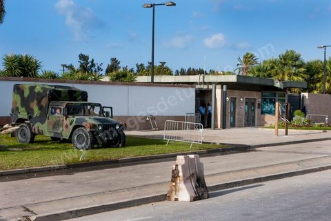 15 septembre 2012 : état des lieux à l'ambassade américaine de Tunis au lendemain de l'attaque des salafistes. Près de 70 véhicules brûlés et detruits ur la parking de l'amabassade, de nombreuses inscriptions sur l'enceinte de l'ambassade. Dans la nuit un très lourd dispostif militaire fait de chars, blindés et troupes fortement armés a été installé tout autour de l'immense enceinte de l'ambassade. La situation autour de l'ambassade est calme depuis hier fin de journée. 
