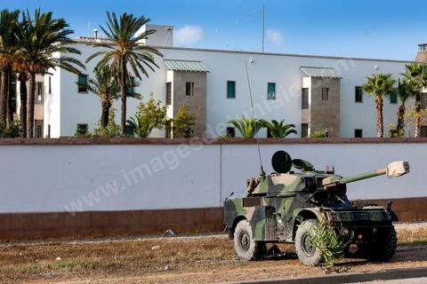 15 septembre 2012 : état des lieux à l'ambassade américaine de Tunis au lendemain de l'attaque des salafistes. Près de 70 véhicules brûlés et detruits ur la parking de l'amabassade, de nombreuses inscriptions sur l'enceinte de l'ambassade. Dans la nuit un très lourd dispostif militaire fait de chars, blindés et troupes fortement armés a été installé tout autour de l'immense enceinte de l'ambassade. La situation autour de l'ambassade est calme depuis hier fin de journée. 