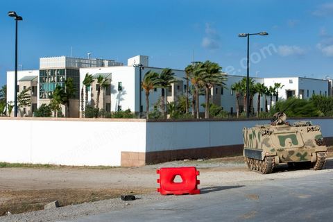 15 septembre 2012 : état des lieux à l'ambassade américaine de Tunis au lendemain de l'attaque des salafistes. Près de 70 véhicules brûlés et detruits ur la parking de l'amabassade, de nombreuses inscriptions sur l'enceinte de l'ambassade. Dans la nuit un très lourd dispostif militaire fait de chars, blindés et troupes fortement armés a été installé tout autour de l'immense enceinte de l'ambassade. La situation autour de l'ambassade est calme depuis hier fin de journée. 
