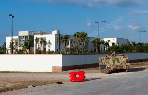 15 septembre 2012 : état des lieux à l'ambassade américaine de Tunis au lendemain de l'attaque des salafistes. Près de 70 véhicules brûlés et detruits ur la parking de l'amabassade, de nombreuses inscriptions sur l'enceinte de l'ambassade. Dans la nuit un très lourd dispostif militaire fait de chars, blindés et troupes fortement armés a été installé tout autour de l'immense enceinte de l'ambassade. La situation autour de l'ambassade est calme depuis hier fin de journée. 