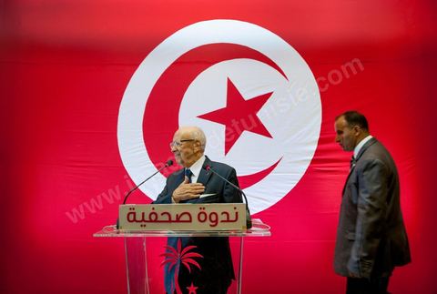 September 20, 2012: Press conference by Béji Caid Essebsi, president of Nida Tounès, amid heavy security and a large number of journalists at a hotel in Berges du Lac. BCE came across as often aggressive, at times scathing, as he spoke about the two most significant current events: the attack on the U.S. embassy and the controversy surrounding the political timeline following October 23, 2012. In his view, everything indicates that “the current government has no intention of respecting either the legal deadline of October 23 or the political and moral commitment to complete the drafting of the Constitution within one year.” Noting that the democratic transition process has come to a standstill, he drew laughter from the audience by stating, “The largest government in Tunisia’s history is, in fact, the largest in the entire world… in terms of the number of its ministers.”