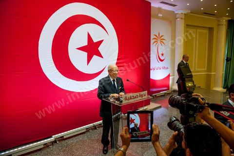 September 20, 2012: Press conference by Béji Caid Essebsi, president of Nida Tounès, amid heavy security and a large number of journalists at a hotel in Berges du Lac. BCE came across as often aggressive, at times scathing, as he spoke about the two most significant current events: the attack on the U.S. embassy and the controversy surrounding the political timeline following October 23, 2012. In his view, everything indicates that “the current government has no intention of respecting either the legal deadline of October 23 or the political and moral commitment to complete the drafting of the Constitution within one year.” Noting that the democratic transition process has come to a standstill, he drew laughter from the audience by stating, “The largest government in Tunisia’s history is, in fact, the largest in the entire world… in terms of the number of its ministers.”