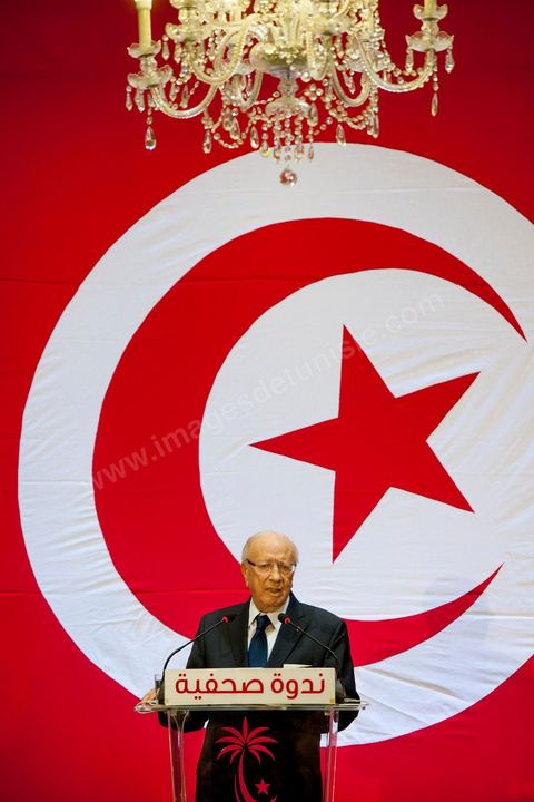 September 20, 2012: Press conference by Béji Caid Essebsi, president of Nida Tounès, amid heavy security and a large number of journalists at a hotel in Berges du Lac. BCE came across as often aggressive, at times scathing, as he spoke about the two most significant current events: the attack on the U.S. embassy and the controversy surrounding the political timeline following October 23, 2012. In his view, everything indicates that “the current government has no intention of respecting either the legal deadline of October 23 or the political and moral commitment to complete the drafting of the Constitution within one year.” Noting that the democratic transition process has come to a standstill, he drew laughter from the audience by stating, “The largest government in Tunisia’s history is, in fact, the largest in the entire world… in terms of the number of its ministers.”