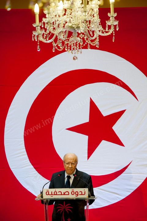 September 20, 2012: Press conference by Béji Caid Essebsi, president of Nida Tounès, amid heavy security and a large number of journalists at a hotel in Berges du Lac. BCE came across as often aggressive, at times scathing, as he spoke about the two most significant current events: the attack on the U.S. embassy and the controversy surrounding the political timeline following October 23, 2012. In his view, everything indicates that “the current government has no intention of respecting either the legal deadline of October 23 or the political and moral commitment to complete the drafting of the Constitution within one year.” Noting that the democratic transition process has come to a standstill, he drew laughter from the audience by stating, “The largest government in Tunisia’s history is, in fact, the largest in the entire world… in terms of the number of its ministers.”
