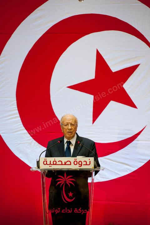 September 20, 2012: Press conference by Béji Caid Essebsi, president of Nida Tounès, amid heavy security and a large number of journalists at a hotel in Berges du Lac. BCE came across as often aggressive, at times scathing, as he spoke about the two most significant current events: the attack on the U.S. embassy and the controversy surrounding the political timeline following October 23, 2012. In his view, everything indicates that “the current government has no intention of respecting either the legal deadline of October 23 or the political and moral commitment to complete the drafting of the Constitution within one year.” Noting that the democratic transition process has come to a standstill, he drew laughter from the audience by stating, “The largest government in Tunisia’s history is, in fact, the largest in the entire world… in terms of the number of its ministers.”