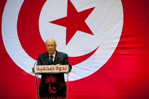 September 20, 2012: Press conference by Béji Caid Essebsi, president of Nida Tounès, amid heavy security and a large number of journalists at a hotel in Berges du Lac. BCE came across as often aggressive, at times scathing, as he spoke about the two most significant current events: the attack on the U.S. embassy and the controversy surrounding the political timeline following October 23, 2012. In his view, everything indicates that “the current government has no intention of respecting either the legal deadline of October 23 or the political and moral commitment to complete the drafting of the Constitution within one year.” Noting that the democratic transition process has come to a standstill, he drew laughter from the audience by stating, “The largest government in Tunisia’s history is, in fact, the largest in the entire world… in terms of the number of its ministers.”