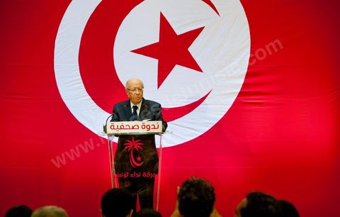 September 20, 2012: Press conference by Béji Caid Essebsi, president of Nida Tounès, amid heavy security and a large number of journalists at a hotel in Berges du Lac. BCE came across as often aggressive, at times scathing, as he spoke about the two most significant current events: the attack on the U.S. embassy and the controversy surrounding the political timeline following October 23, 2012. In his view, everything indicates that “the current government has no intention of respecting either the legal deadline of October 23 or the political and moral commitment to complete the drafting of the Constitution within one year.” Noting that the democratic transition process has come to a standstill, he drew laughter from the audience by stating, “The largest government in Tunisia’s history is, in fact, the largest in the entire world… in terms of the number of its ministers.”