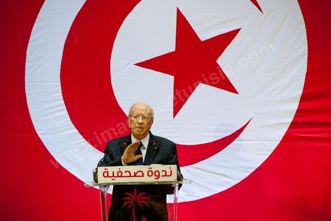 September 20, 2012: Press conference by Béji Caid Essebsi, president of Nida Tounès, amid heavy security and a large number of journalists at a hotel in Berges du Lac. BCE came across as often aggressive, at times scathing, as he spoke about the two most significant current events: the attack on the U.S. embassy and the controversy surrounding the political timeline following October 23, 2012. In his view, everything indicates that “the current government has no intention of respecting either the legal deadline of October 23 or the political and moral commitment to complete the drafting of the Constitution within one year.” Noting that the democratic transition process has come to a standstill, he drew laughter from the audience by stating, “The largest government in Tunisia’s history is, in fact, the largest in the entire world… in terms of the number of its ministers.”